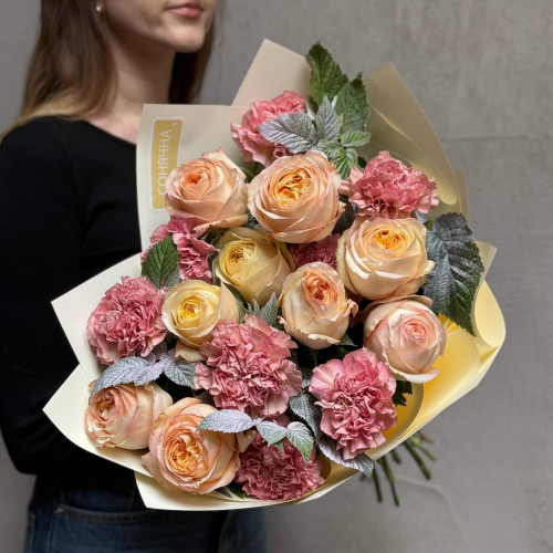 Рожево-персиковий букет із піоновидними трояндами «Карамельне манго»