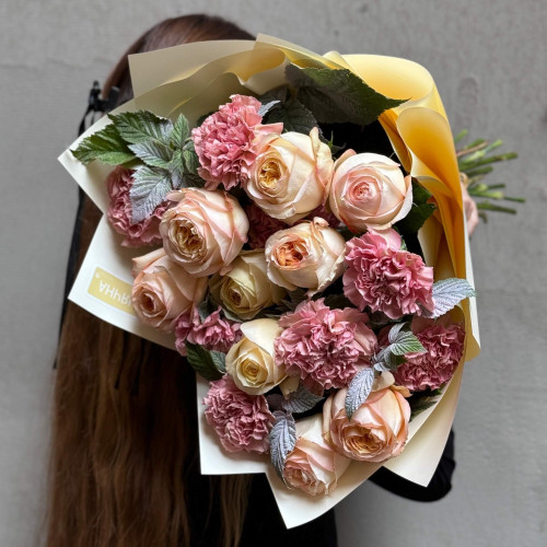 Рожево-персиковий букет із піоновидними трояндами «Карамельне манго»