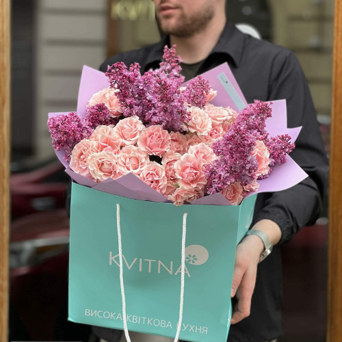 Мереживний букет з кущовою трояндою Pink Majolika та запашним бузком «Лавандовий затишок»