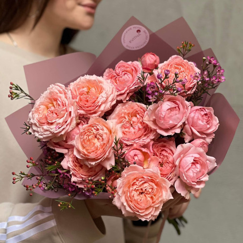 7 веток кустовой пионовидной розы Juliet и хамелациум в букете «Сладкое утро»