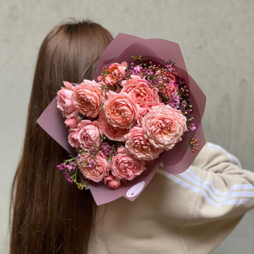 7 веток кустовой пионовидной розы Juliet и хамелациум в букете «Сладкое утро»