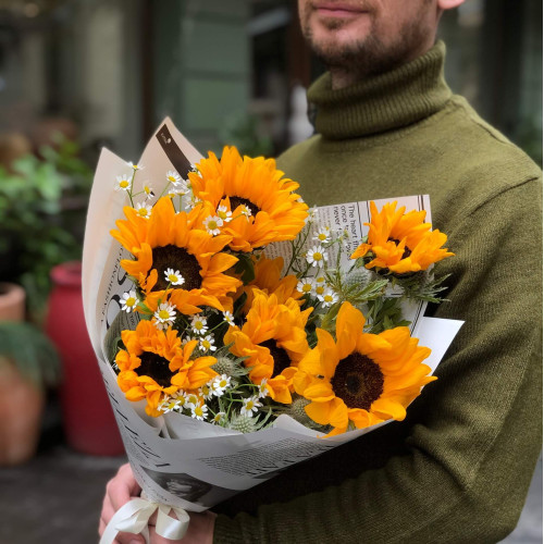 Field bouquet with sunflowers and tanacetum «Chamomile summer»