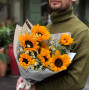 Field bouquet with sunflowers and tanacetum «Chamomile summer»