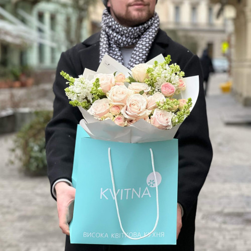 Букет із запашним бузком та тендітними трояндами «Ніжний танець»