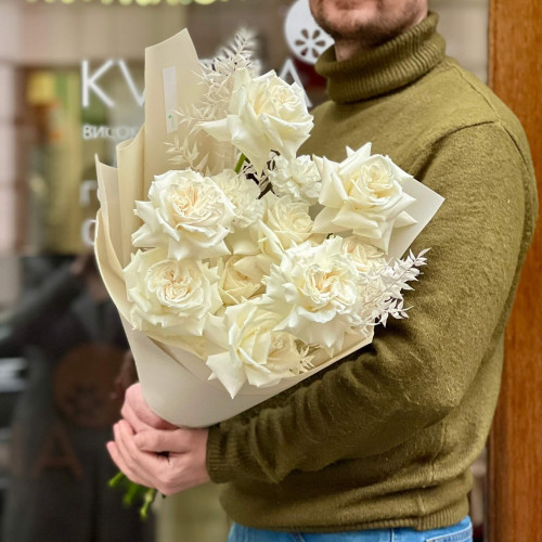 Білий букет з піоновидних троянд «Морозний поцілунок»