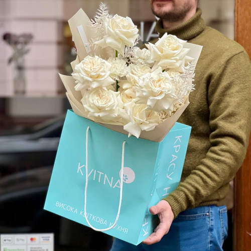 Білий букет з піоновидних троянд «Морозний поцілунок»