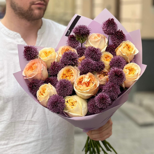 Контрастный букет с аллиумами «Ежевиковое пралине»