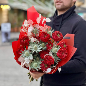 Незвичний букет з піоновидною трояндою Red Monster та ерінгіумом «Строкаті рубіни»