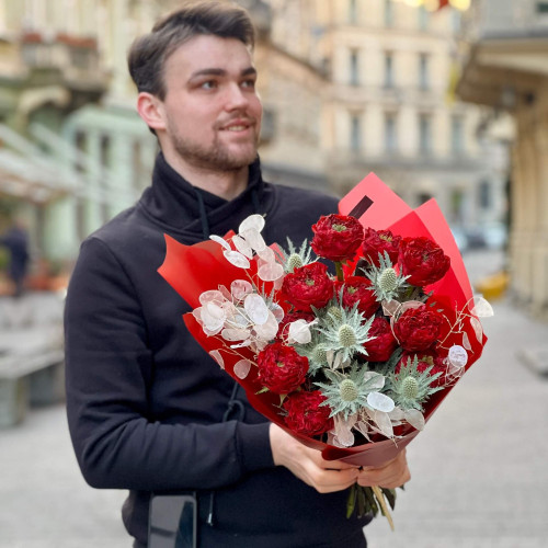 Незвичний букет з піоновидною трояндою Red Monster та ерінгіумом «Строкаті рубіни»