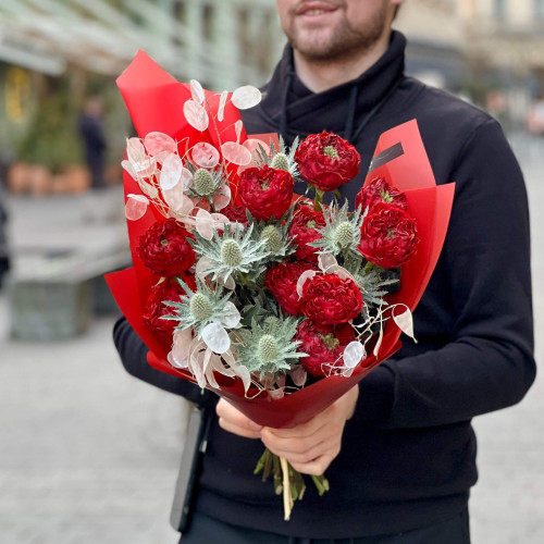 Незвичний букет з піоновидною трояндою Red Monster та ерінгіумом «Строкаті рубіни»