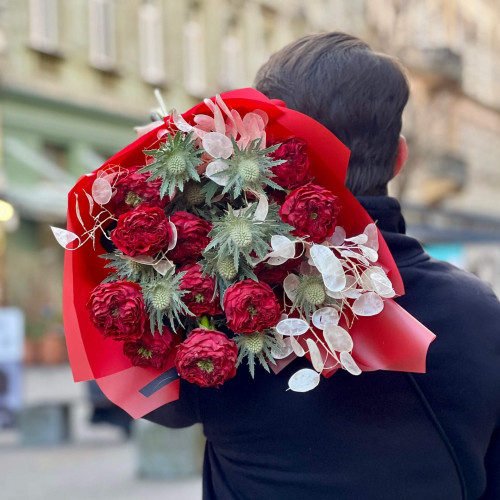 Незвичний букет з піоновидною трояндою Red Monster та ерінгіумом «Строкаті рубіни»