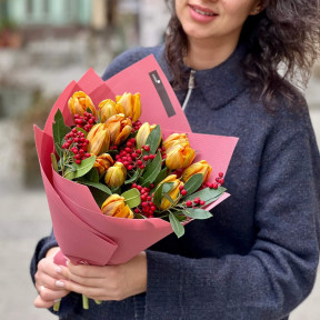 Цікавий дуобукет із піоновидних тюльпанів та фотінії «Стигла ягода»