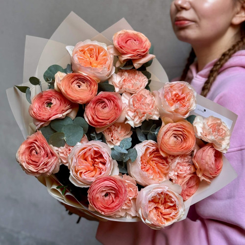 Вишуканий букет з ранункулюсами Venere та піоновидними трояндами Juliet «Пряний танжерин»