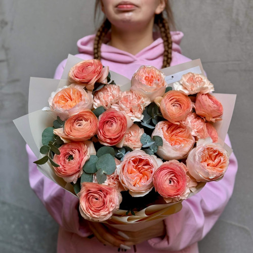 Вишуканий букет з ранункулюсами Venere та піоновидними трояндами Juliet «Пряний танжерин»