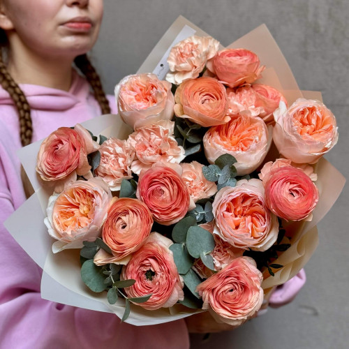 Вишуканий букет з ранункулюсами Venere та піоновидними трояндами Juliet «Пряний танжерин»