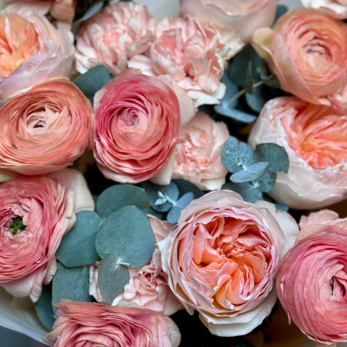 Вишуканий букет з ранункулюсами Venere та піоновидними трояндами Juliet «Пряний танжерин»