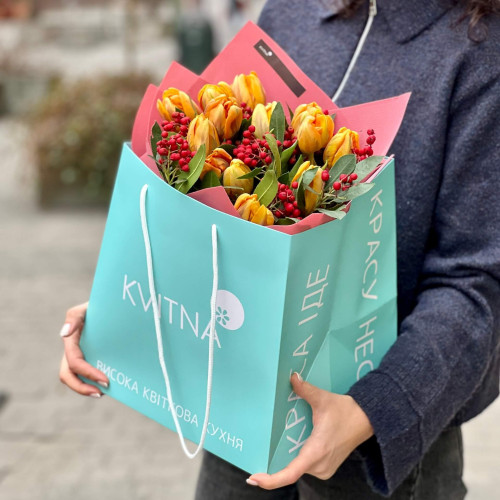 Цікавий дуобукет із піоновидних тюльпанів та фотінії «Стигла ягода»