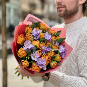 Яскравий букет з тюльпанами та фрезією «Апельсини провансу»