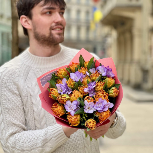 Яскравий букет з тюльпанами та фрезією «Апельсини провансу»