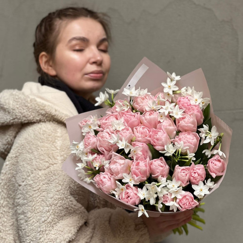 Фантастичні тюльпани сорту Dreamer з нарцисами у букеті «Ароматні зірочки»