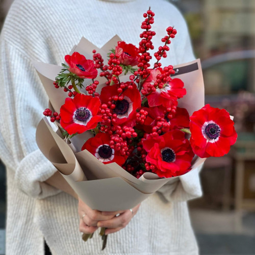 Яскравий букет із червоних анемонів та ілексу «Палкий поцілунок»
