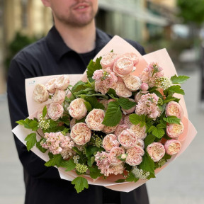 Букет в тёплых оттенках с кустовой пионовидной розой Royal Blush «Персиковые жемчужины»