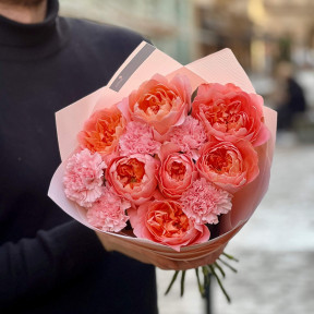 Яскравий букет з піоновидною трояндою та діантусами «Рожевий сюрприз»