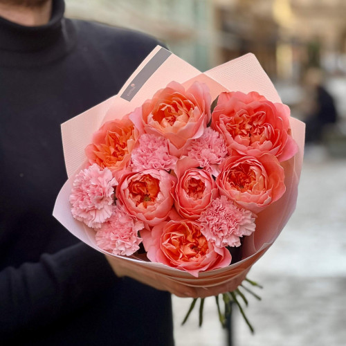 Яскравий букет з піоновидною трояндою та діантусами «Рожевий сюрприз»