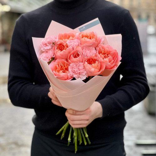 Яскравий букет з піоновидною трояндою та діантусами «Рожевий сюрприз»