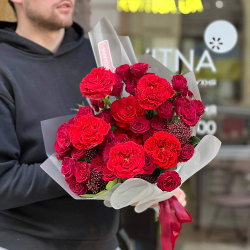 Яскравий букет із червоних піоновидних та кущових троянд «Мереживна пристрасть»