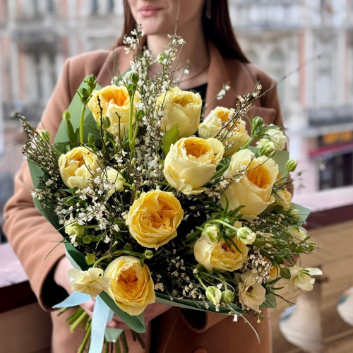 Букет з піоновидною кремовою трояндою та ранункулюсом Butterfly «Сонячні метелики»