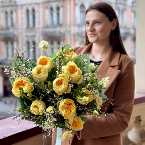 Букет з піоновидною кремовою трояндою та ранункулюсом Butterfly «Сонячні метелики»
