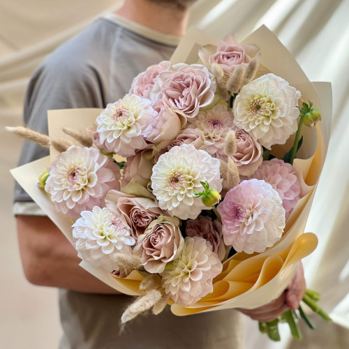 Ніжний букет з жоржинами «Ванільний капучино»