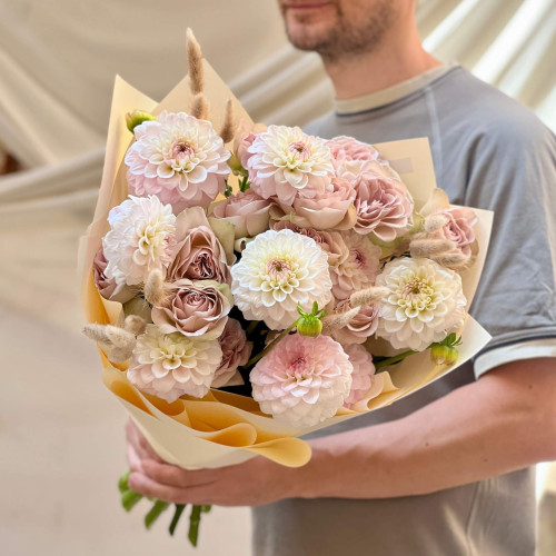 Ніжний букет з жоржинами «Ванільний капучино»