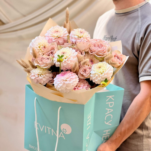 Ніжний букет з жоржинами «Ванільний капучино»