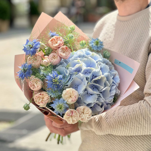 Light blue bouquet with nigella and hydrangea «Sapphire cobweb»