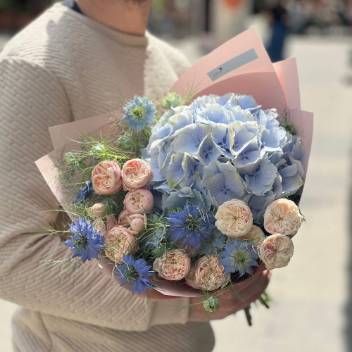 Light blue bouquet with nigella and hydrangea «Sapphire cobweb»