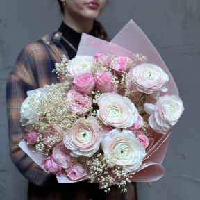 Вишуканий ніжний букет з ранункулюсами «Шовкова павутинка»