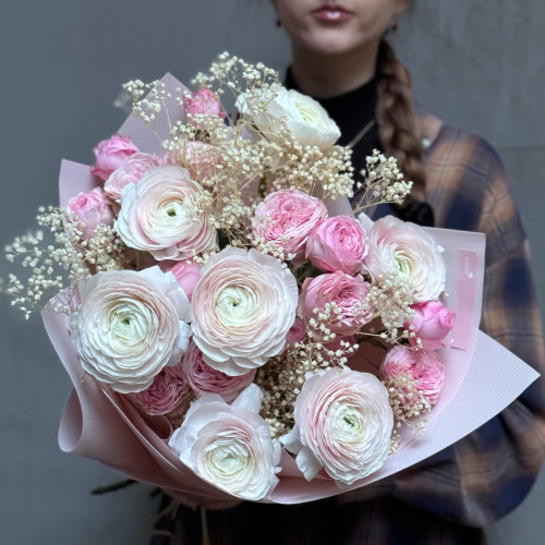 Вишуканий ніжний букет з ранункулюсами «Шовкова павутинка»