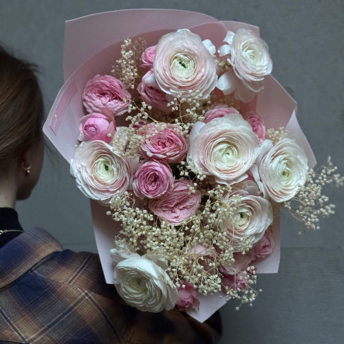 Вишуканий ніжний букет з ранункулюсами «Шовкова павутинка»