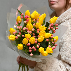Сонячний букет з тюльпанами та хіперікумом «Яскраві краплинки»