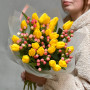 Сонячний букет з тюльпанами та хіперікумом «Яскраві краплинки»