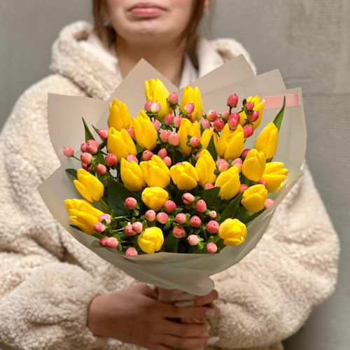 Сонячний букет з тюльпанами та хіперікумом «Яскраві краплинки»