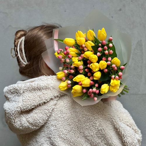 Сонячний букет з тюльпанами та хіперікумом «Яскраві краплинки»