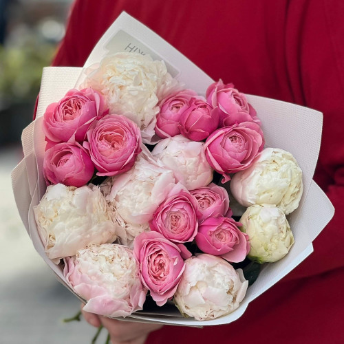 Нежный букет с пионами «Снежный зефир»