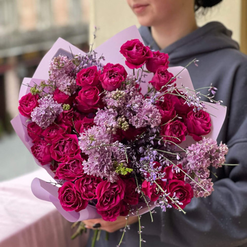 Яркий букет из изысканных цветов «Львовский поцелуй»