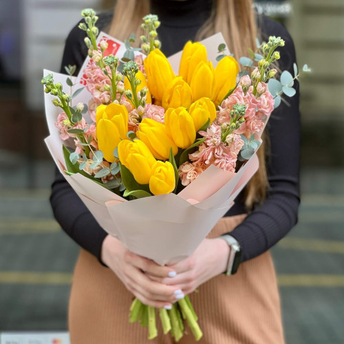 Яскравий букет з матіолою та тюльпаном «Сонячний день»