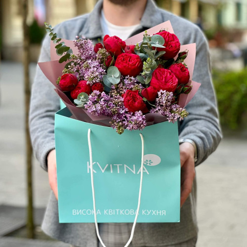 Цікавий букет з трояндою Red Piano та бузком «Вечірні чари»