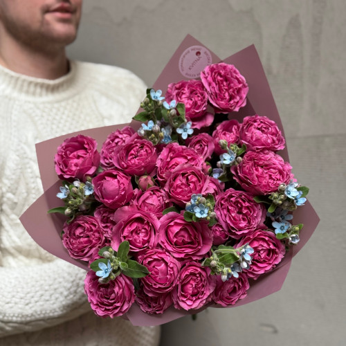 Яскрава кущова піоновидна троянда Misty Bubbles та оксіпеталум у букеті «Малинові хмаринки»