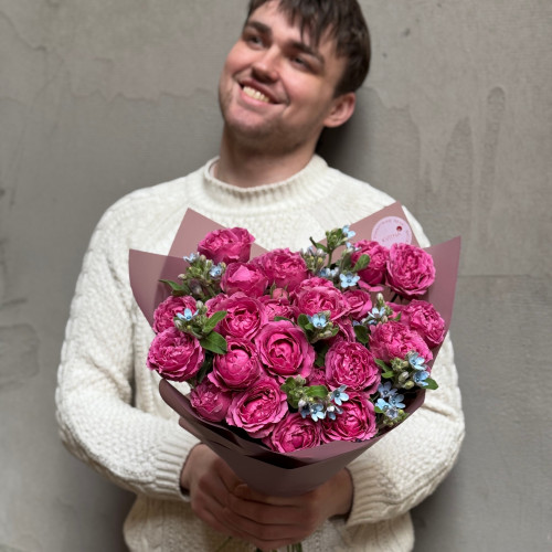 Яскрава кущова піоновидна троянда Misty Bubbles та оксіпеталум у букеті «Малинові хмаринки»